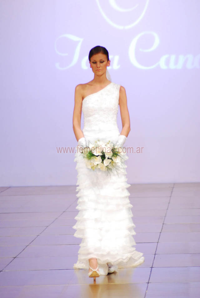 Vestido de novia recto escote asimetrico bordado Iaia Cano